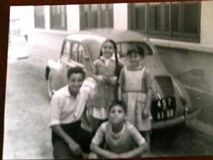 MAX ALZERAH 1053 a gauche rene a droite corinne moi max devant photo prise devant notre maison